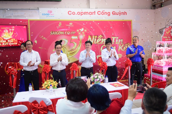 Lãnh đạo Saigon Co.op thực hiện nghi thức khởi động chuỗi chương trình Niềm tin gắn kết