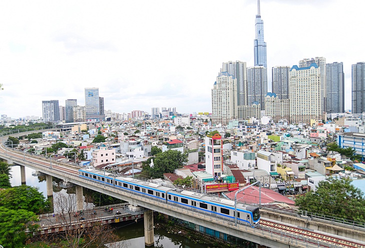 Nếu việc chuẩn bị khai thác diễn ra suôn sẻ, tuyến metro số 1 có thể bắt đầu chở miễn phí người dân đi từ tháng 7 đến tháng 10 năm nay. Trong ảnh: tàu metro số 1 Bến Thành - Suối Tiên chạy qua đoạn quận Bình Thạnh, TP.HCM