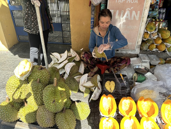 Sầu riêng không phải hàng tuyển, bán ở vỉa hè, giá cũng tăng cao trong dịp lễ 30-4, khoảng 120.000-140.000 đồng/kg - Ảnh: THẢO THƯƠNG