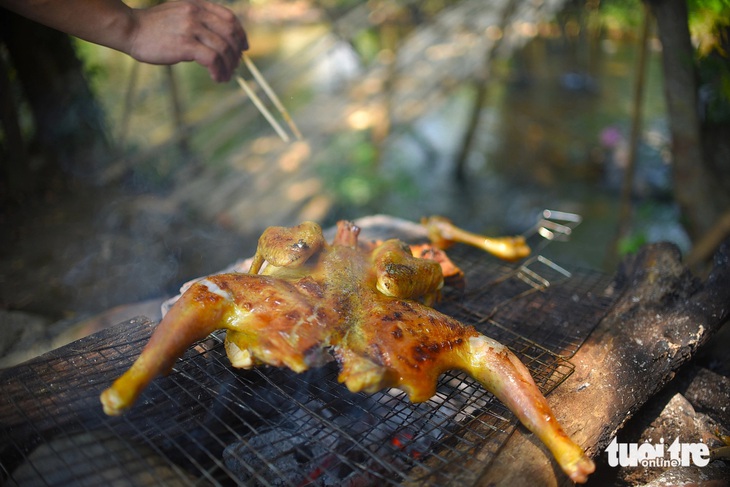 Đến đây, du khách sẽ được thưởng thức món gà thả đồi trứ danh của Vĩnh Thạnh - Ảnh: LÂM THIÊN