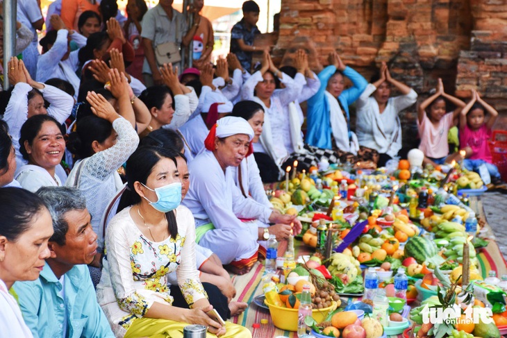 Người dân hành lễ tại khu vục sân tháp - Ảnh: TRẦN HOÀI