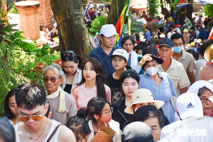 Dòng người chen chúc nhau đến lễ hội - Ảnh: TRẦN HOÀI