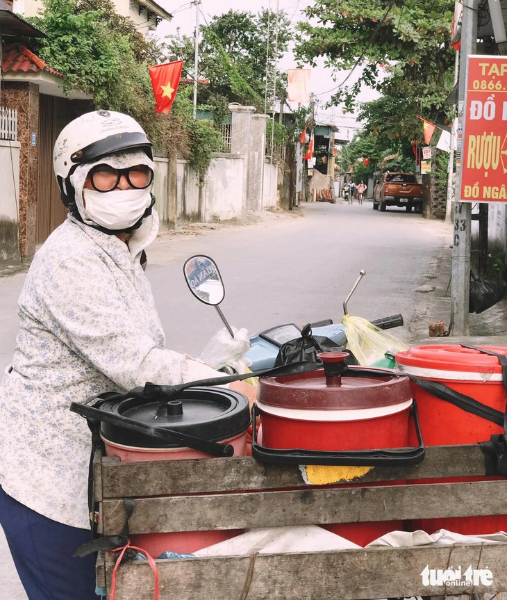 Một dì bán ốc xào rong ở huyện Diễn Châu - Ảnh: ĐẬU DUNG