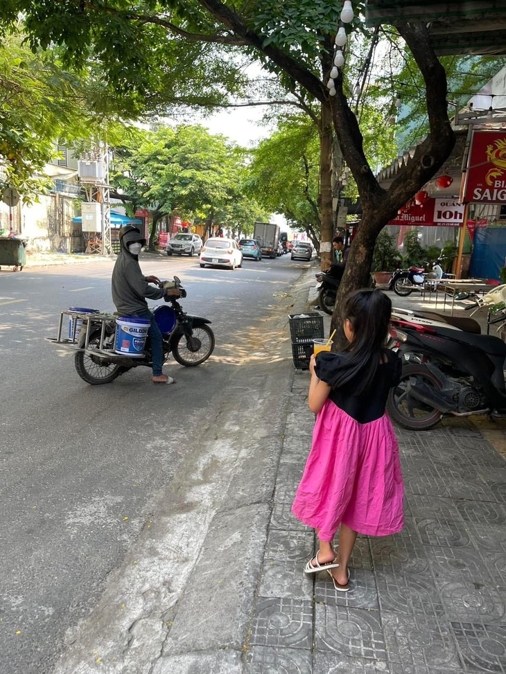 Đà Nẵng dễ thương với nước cam, nước suối mời người bán vé số, xe ôm ngày nắng nóng- Ảnh 6.