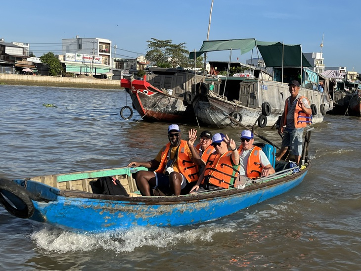 Du khách đi chợ nổi Cái Răng - Ảnh: LAN NGỌC