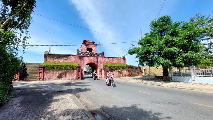 Người vào nội thành qua cổng tây di tích Thành cổ Diên Khánh (huyện Diên Khánh, Khánh Hòa) hiện nay - Ảnh: PHAN SÔNG NGÂN