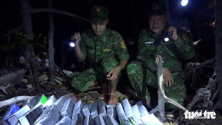 Lực lượng chức năng kiểm tra các gói trôi dạt vào vùng biển Gò Công - Ảnh: HOÀI THƯƠNG