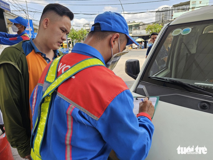 Mỗi tài xế đều cung cấp các thông tin để nhân viên cửa hàng xăng dầu ghi lại thông tin, khi hệ thống hóa đơn điện tử của doanh nghiệp này ngưng trệ do tin tặc tấn công. Tuy nhiên đến chiều 3-4, PVOIL đã có thể phát hành hóa đơn điện tử và phiếu xuất kho qua hệ thống công nghệ thông tin của một đơn vị cung cấp dịch vụ - Ảnh: NGỌC HIỂN