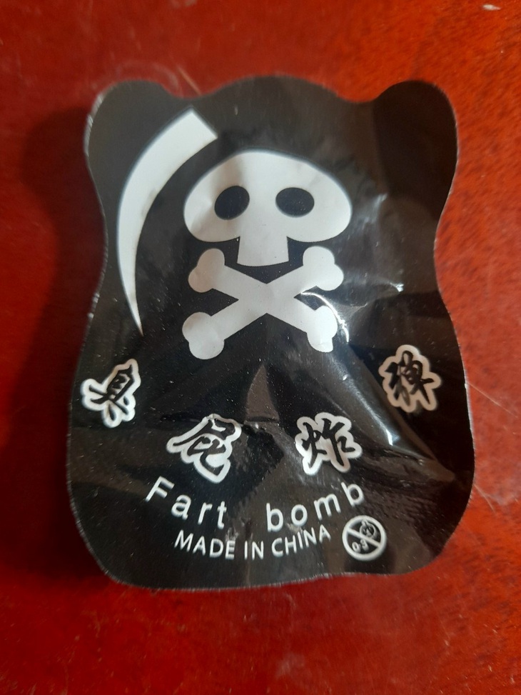 Quả bóng nổ có dòng chữ "Fart bomb made in China" khiến 19 học sinh ở Vĩnh Long nhập viện - Ảnh: CTV