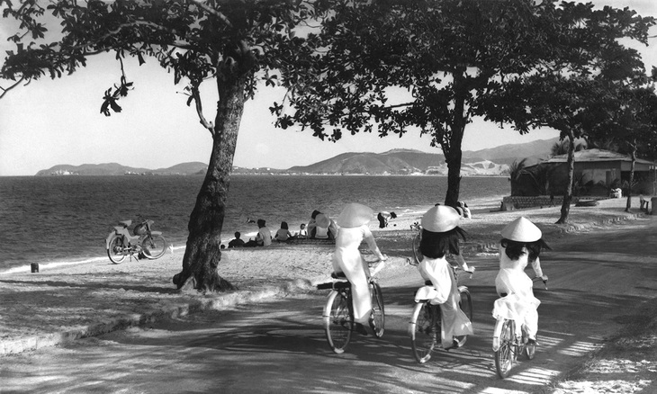 Đường Duy Tân (nay là đường Trần Phú) bên bờ biển Nha Trang năm 1965 - Ảnh: NGUYỄN BÁ MẬU