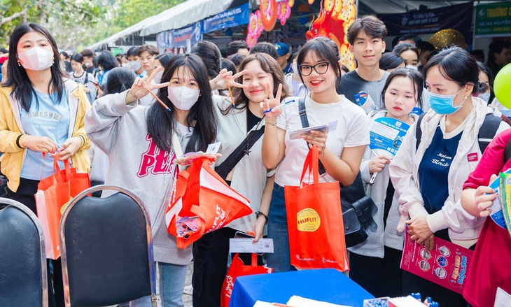 Học sinh tìm hiểu thông tin tuyển sinh tại gian tư vấn Trường đại học Ngoại ngữ - Tin học TP.HCM. Trường này không tăng học phí đối với các khóa cũ và khóa tuyển sinh 2024 - Ảnh: N.T.