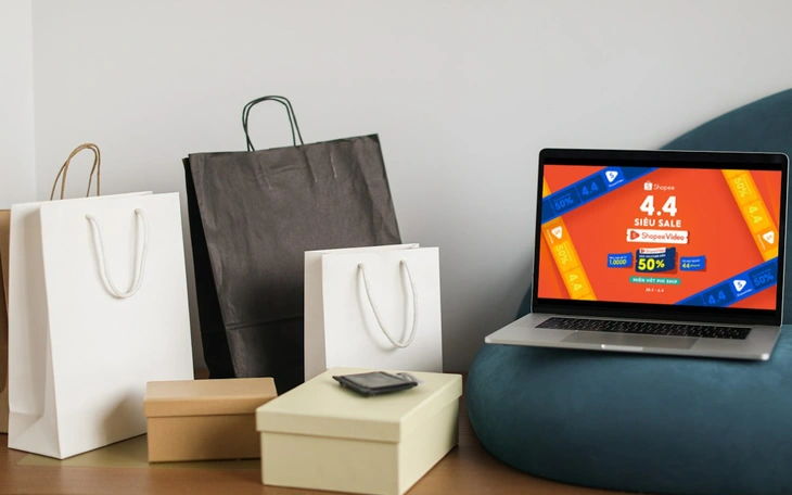 'Ngày đôi 4-4': nhiều nơi giảm giá sâu, ưu đãi thật để hút khách - Ảnh 2.