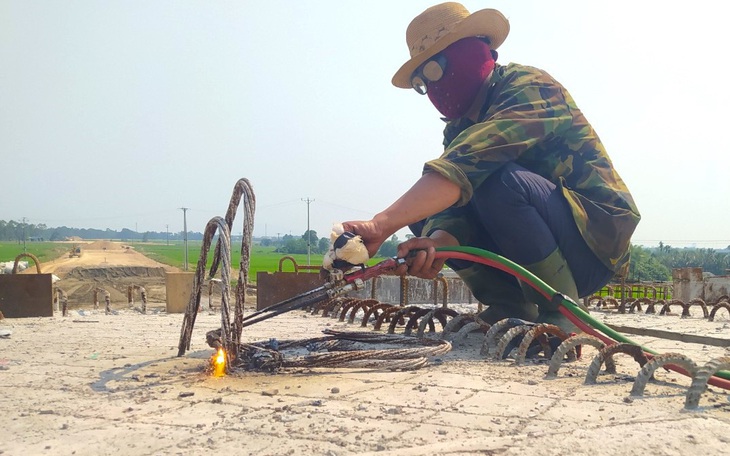 Những người không nghỉ lễ trên công trường cao tốc Quảng Ngãi - Hoài Nhơn - Ảnh 11.