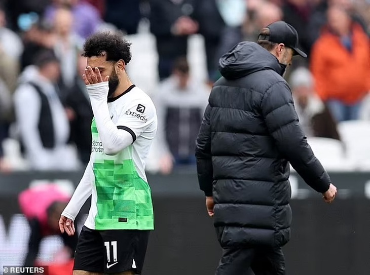 Chuyên gia đọc khẩu hình giải mã cuộc cãi vã giữa Salah và Klopp- Ảnh 1. Salah đã tranh cãi nảy lửa với Jurgen Klopp - Ảnh: REUTERS