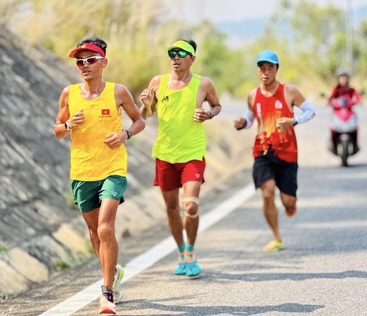 Cộng đồng chạy bộ chạy cổ vũ, đồng hành cùng Long trong hành trình chạy xuyên Việt - Ảnh: FBNV