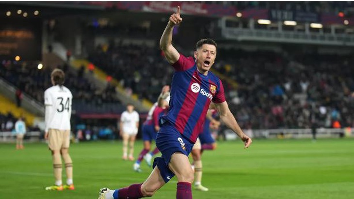 Lewandowski với cú hat-trick  giúp Barcelona lội ngược dòng đánh bại Valencia - Ảnh: Getty Images