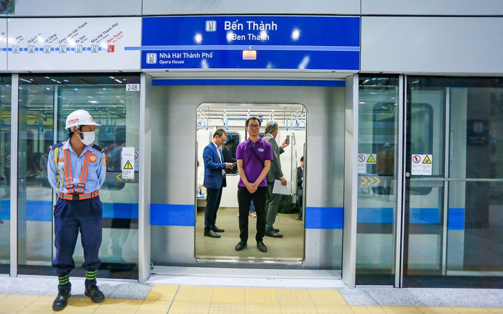 Diện mạo các cầu đi bộ kết nối ga metro số 1 những ngày sắp về đích - Ảnh 20.