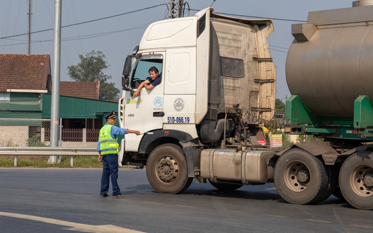 Ngày đầu cấm xe tải nặng trên cao tốc Cam Lộ - La Sơn: Xe quay đầu, xe vẫn lưu thông