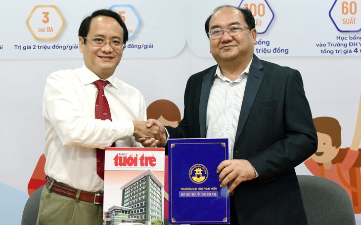Trường đại học Văn Hiến và báo Tuổi Trẻ trao học bổng "Chắp cánh ước mơ"