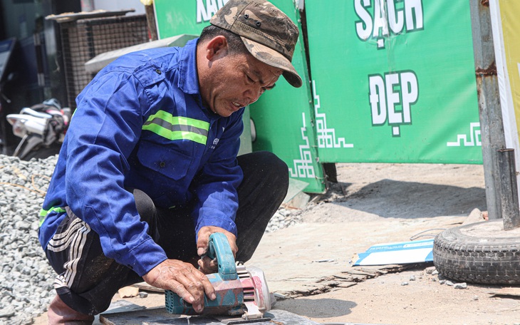 Người lao động nghèo oằn mình mưu sinh dưới trời nắng nóng như đổ lửa ở Huế, Đà Nẵng