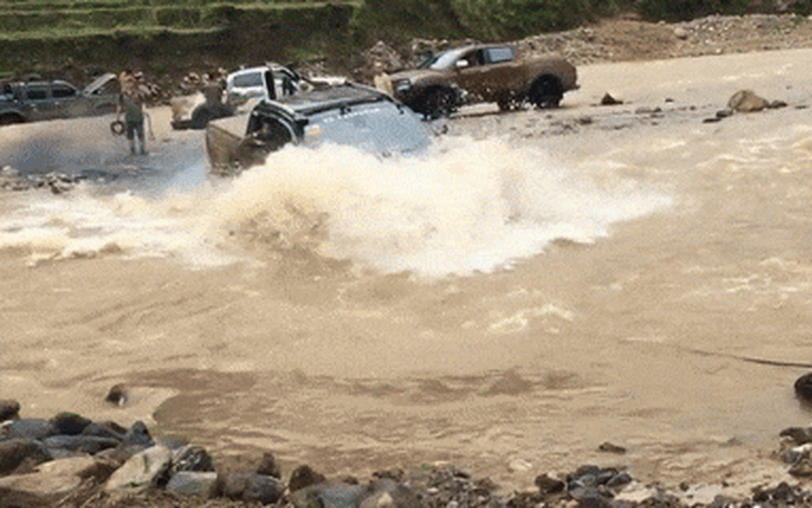 Tay đua Việt chia sẻ video Ford Ranger vượt suối và cách tránh thủy kích khi đi qua đường ngập