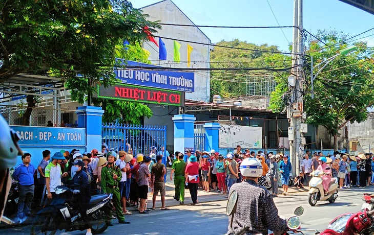 Phụ huynh Trường tiểu học Vĩnh Trường, TP Nha Trang (Khánh Hòa) đến đón con em được cho nghỉ học, sau khi nhà trường đưa nhiều học sinh đi nhập viện vào sáng 5-4-2024 - Ảnh: TRẦN HOÀI BÃO