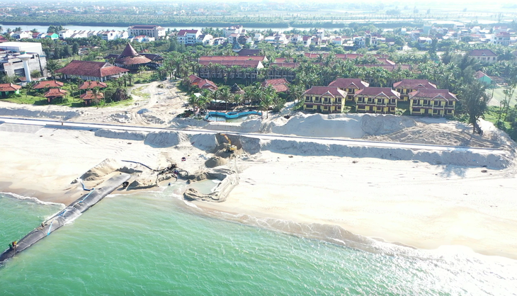 Các resort hoang phế dọc biển Hội An đang được nỗ lực cứu bờ để mở cửa trở lại - Ảnh: B.D.