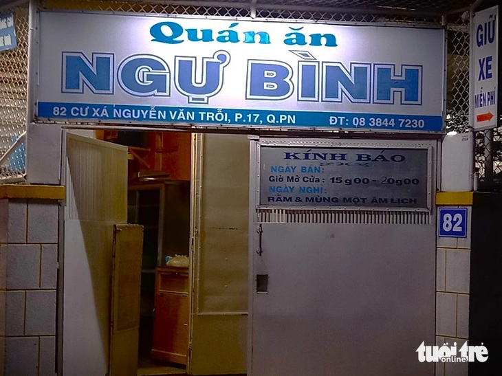 Cổng vào quán ăn Ngự Bình - Ảnh: HỒ LAM