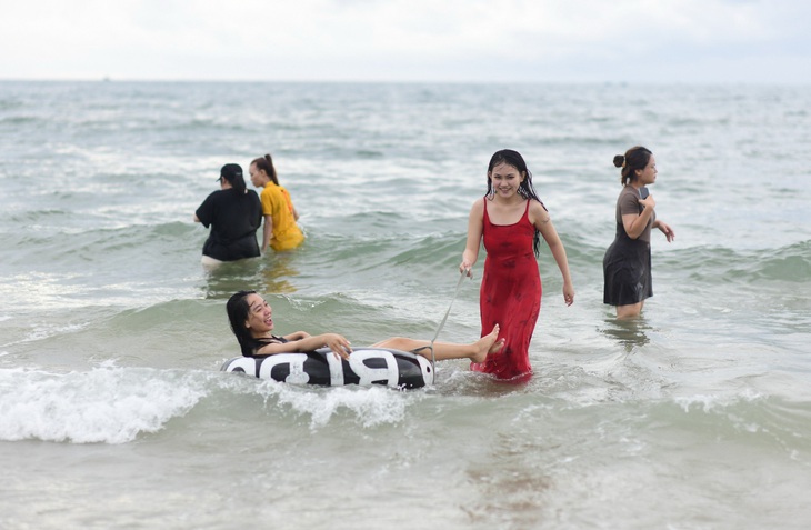 Thời tiết hôm nay 9-11: Đất liền khô ráo, Biển Đông có bão gần - Ảnh 1.