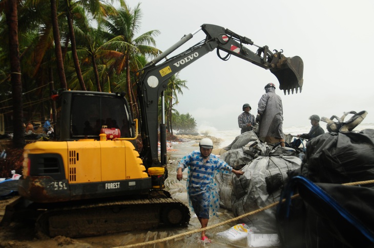 Cảnh bờ biển tan hoang, tiền của đổ xuống giữ bờ nhưng không hiệu quả những năm 2020 - Ảnh: B.D.