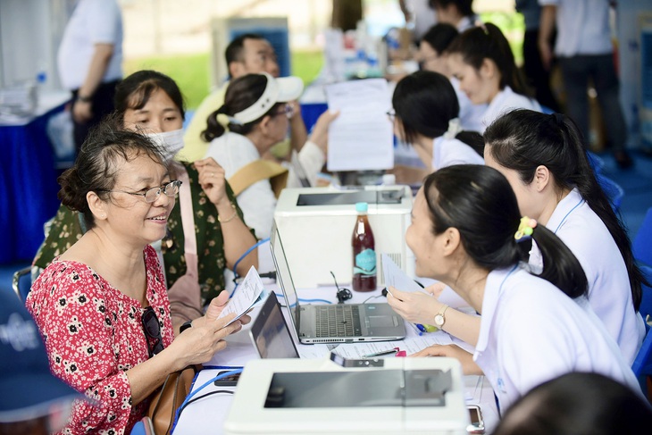 Nhiều du khách đã đến Ngày hội du lịch TP.HCM trước giờ sự kiện khai mạc để được nghe tư vấn và mua tour giá rẻ - Ảnh: QUANG ĐỊNH