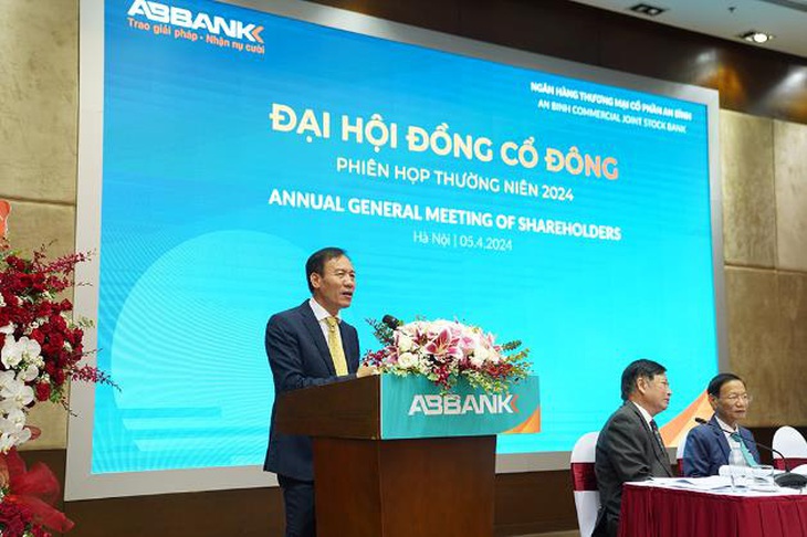 Chủ tịch HĐQT ABBank - ông Đào Mạnh Kháng - cùng đoàn chủ tọa khai mạc Đại hội Cổ đông ABBank 2024