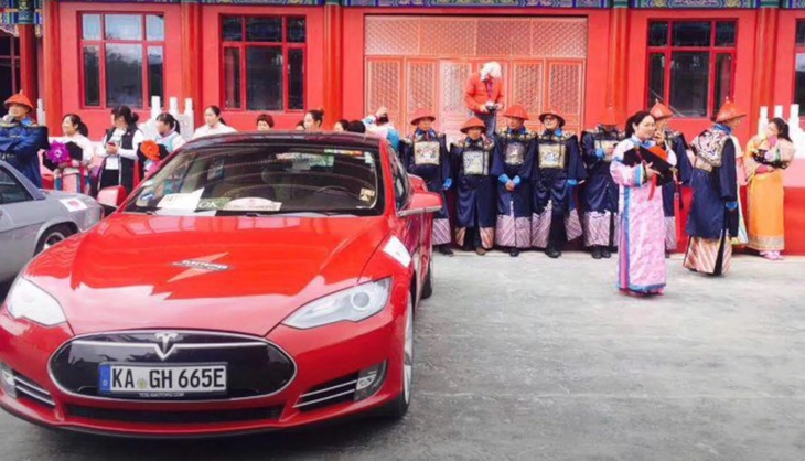 Hành trình của chiếc Tesla Model S vừa dài, vừa thú vị khi xe đã đi qua vô vàn quốc gia trên thế giới - Ảnh: InsideEVs