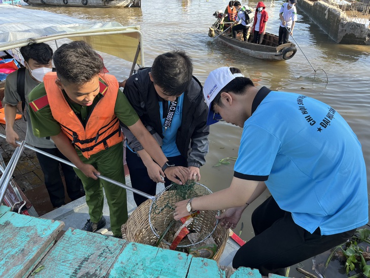 Chung tay vì môi trường sống xanh - sạch - đẹp là hoạt động được nhiều bạn thanh niên tích cực tham gia - Ảnh: LAN NGỌC