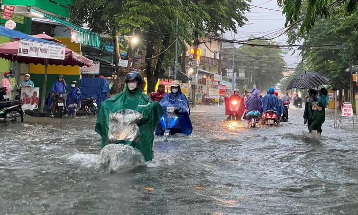 Ngã năm cũ là điểm nóng ngập mỗi khi mưa lớn, nhưng chưa có phương án giải quyết triệt để, nhất là thời tiết được dự báo còn cực đoan hơn trong tương lai - Ảnh: TRẦN MAI