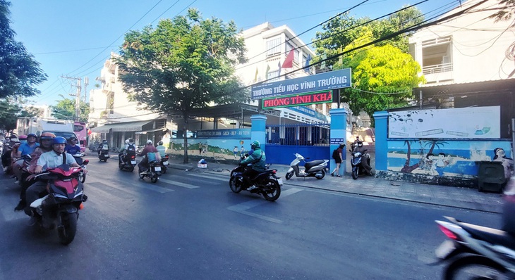 Trường tiểu học Vĩnh Trường, tại đường Võ Thị Sáu (TP Nha Trang) có nữ sinh lớp 5 tử vong sáng 5-4 - Ảnh: PHAN SÔNG NGÂN