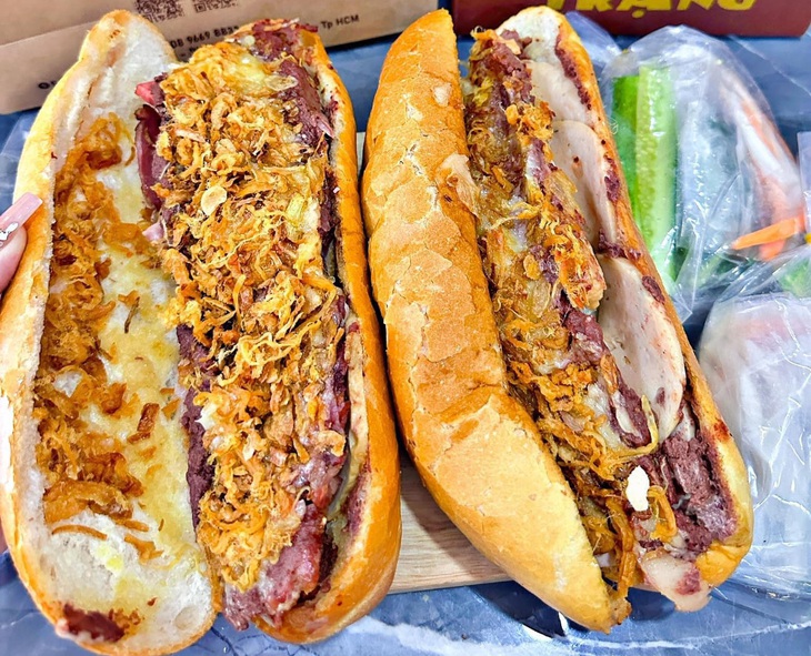 Ổ bánh mì đầy ắp nhân của Bánh mì Trạng - Ảnh: FB Bánh mì Trạng