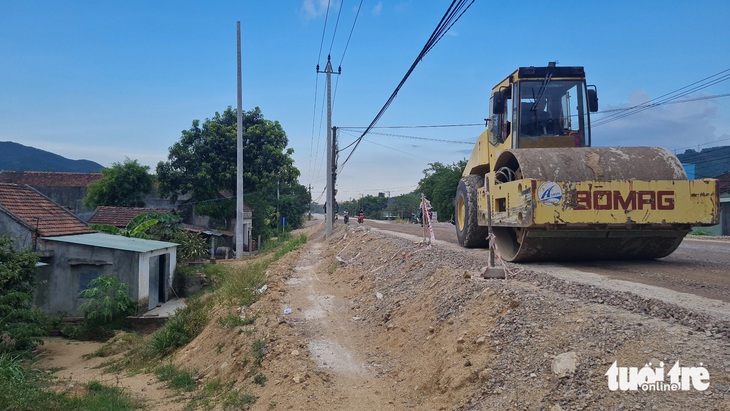 Đơn vị thi công nâng cấp quốc lộ 19 tiến hành lu lèn khiến nhiều nhà dân ở thôn Tả Giang 1, xã Tây Giang, huyện Tây Sơn rung lắc, nứt vách - Ảnh: LÂM THIÊN