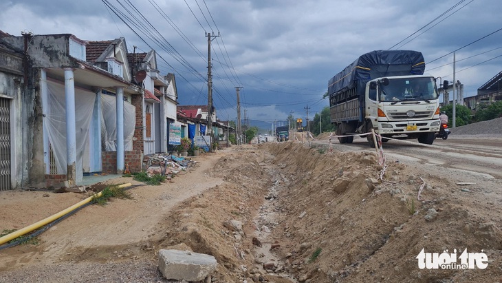 Nhiều nhà dân tại xã Tây Giang bị ảnh hưởng nghiêm trọng khi đơn vị thi công đổ đất và lu lèn. Bà con phải lấy bạt che chắn cho nhà bớt bụi - Ảnh: LÂM THIÊN