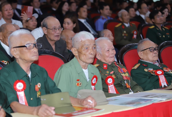 Các đại biểu tham dự buổi gặp mặt, tri ân chiến sĩ, thanh niên xung phong, dân công hỏa tuyến tham gia chiến dịch Điện Biên Phủ, sáng 6-4 - Ảnh: HÀ ĐỒNG