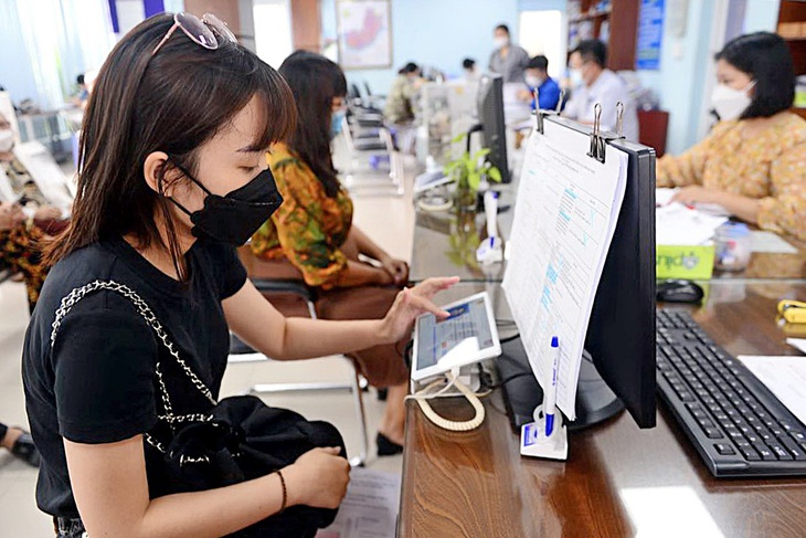 Để dân tôn trọng, cán bộ phải làm gì?- Ảnh 1. Người dân đánh giá mức độ hài lòng khi làm thủ tục hành chính tại TP.HCM - Ảnh: QUANG ĐỊNH
