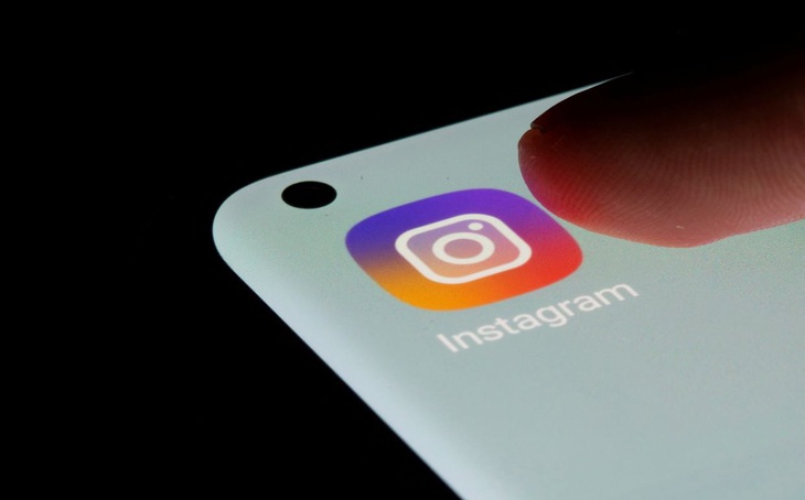 Meta, công ty mẹ của Facebook và Instagram, sẽ gắn nhãn cho các nội dung do AI tạo ra - Ảnh: REUTERS