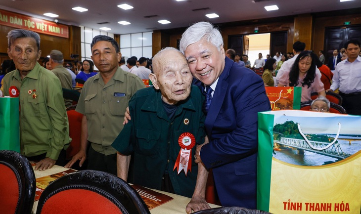 Ông Đỗ Văn Chiến - bí thư Trung ương Đảng, chủ tịch Ủy ban Trung ương MTTQ Việt Nam (bìa phải, hàng trên) - thăm hỏi, tặng quà cho đại biểu tham dự buổi gặp mặt, tri ân sáng 6-4 - Ảnh: HÀ ĐỒNG