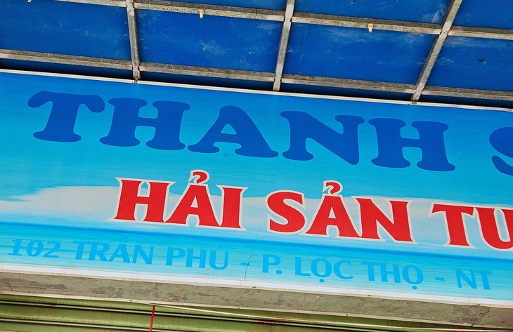 Tên quán đăng ký kinh doanh là "Thạnh Sương" nhưng dấu nặng trên biển như "tàng hình", dễ đánh lừa du khách - Ảnh: MINH CHIẾN