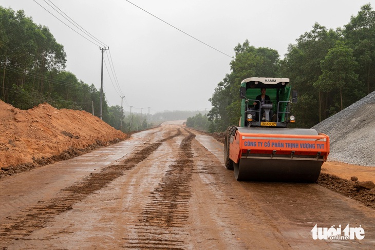 Quảng Trị yêu cầu bí thư, chủ tịch các huyện về gặp từng hộ dân để sớm bàn giao mặt bằng cao tốc Cam Lộ - Vạn Ninh - Ảnh: HOÀNG TÁO