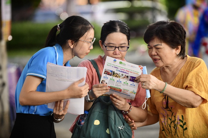 Người dân đã tìm thấy những tour chất lượng, giá tốt tại Ngày hội Du lịch TP.HCM lần thứ 20 - Ảnh: QUANG ĐỊNH