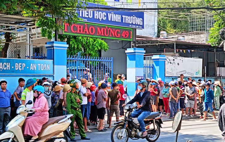 Phụ huynh học sinh Trường tiểu học Vĩnh Trường, TP Nha Trang lo lắng, chờ đón con em sau khi có hàng loạt học sinh bị ngộ độc thực phẩm và nhà trường đưa đi bệnh viện vào sáng 5-4-2024 - Ảnh: TRẦN HOÀI BÃO