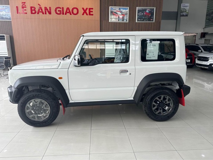 Suzuki Jimny sử dụng động cơ 1.5L, công suất 103 mã lực và mô men xoắn 138 Nm, đi cùng hộp số tự động 4 cấp và hệ dẫn động 4x4. Hệ dẫn động 2 cầu là điểm nổi bật của Jimny so với các SUV nhỏ cùng tầm giá - Ảnh: Đại lý Suzuki