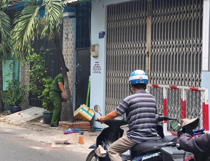 Hiện trường trước căn nhà trên đường Khiếu Năng Tĩnh, phường An Lạc A, quận Bình Tân - Ảnh: B.H.