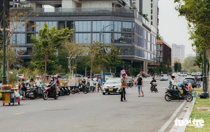 Cánh đồng diều Thủ Thiêm toàn rác, khách ngán ngẩm bỏ về- Ảnh 8.